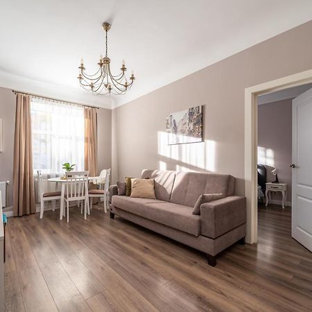 Stylish Latvian Classic 1-Bedroom Apartment Near City Center, Parks & Public Transport Links Riga Eksteriør bilde