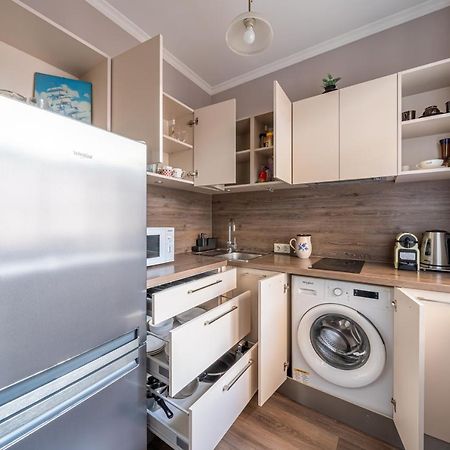 Stylish Latvian Classic 1-Bedroom Apartment Near City Center, Parks & Public Transport Links Riga Eksteriør bilde