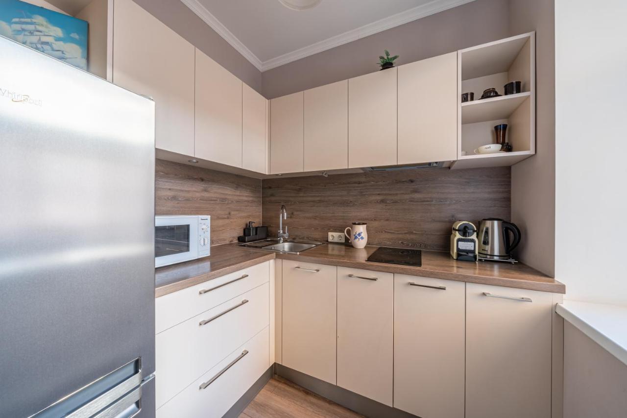 Stylish Latvian Classic 1-Bedroom Apartment Near City Center, Parks & Public Transport Links Riga Eksteriør bilde
