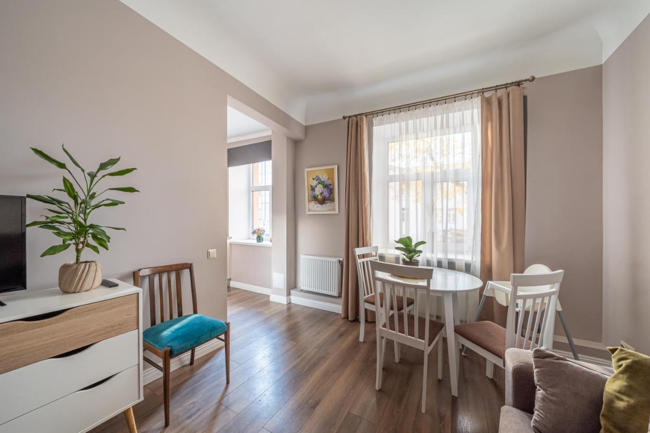 Stylish Latvian Classic 1-Bedroom Apartment Near City Center, Parks & Public Transport Links Riga Eksteriør bilde