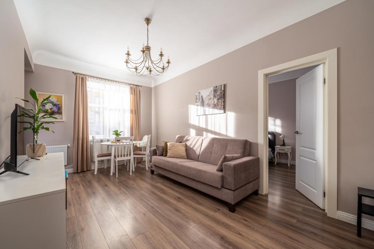 Stylish Latvian Classic 1-Bedroom Apartment Near City Center, Parks & Public Transport Links Riga Eksteriør bilde