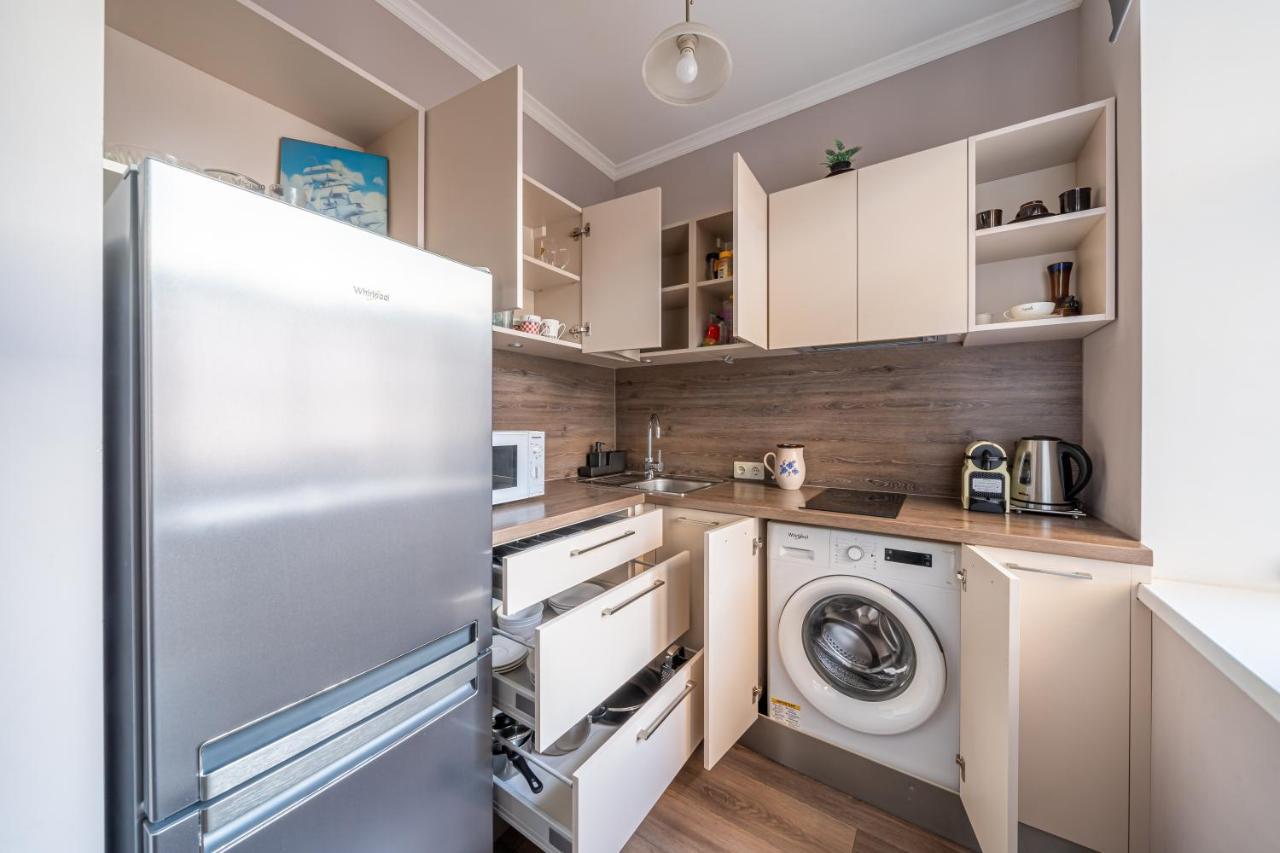 Stylish Latvian Classic 1-Bedroom Apartment Near City Center, Parks & Public Transport Links Riga Eksteriør bilde