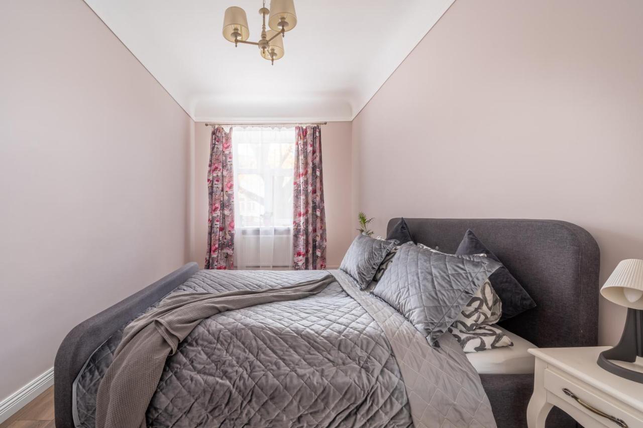 Stylish Latvian Classic 1-Bedroom Apartment Near City Center, Parks & Public Transport Links Riga Eksteriør bilde