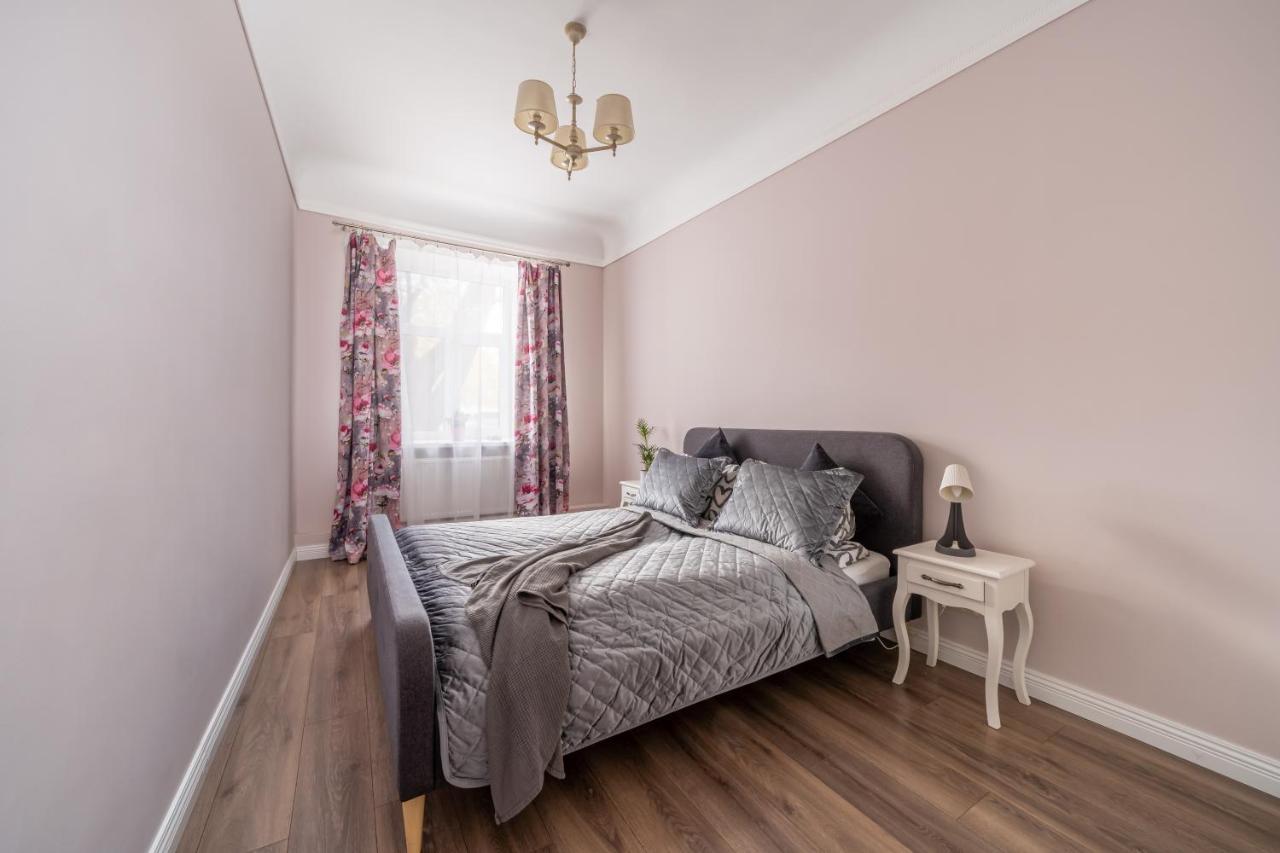 Stylish Latvian Classic 1-Bedroom Apartment Near City Center, Parks & Public Transport Links Riga Eksteriør bilde