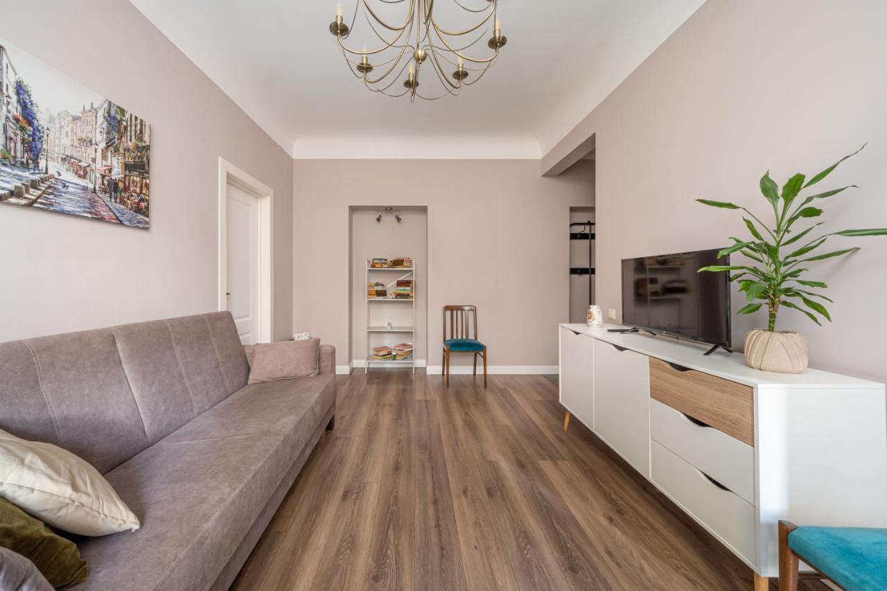 Stylish Latvian Classic 1-Bedroom Apartment Near City Center, Parks & Public Transport Links Riga Eksteriør bilde