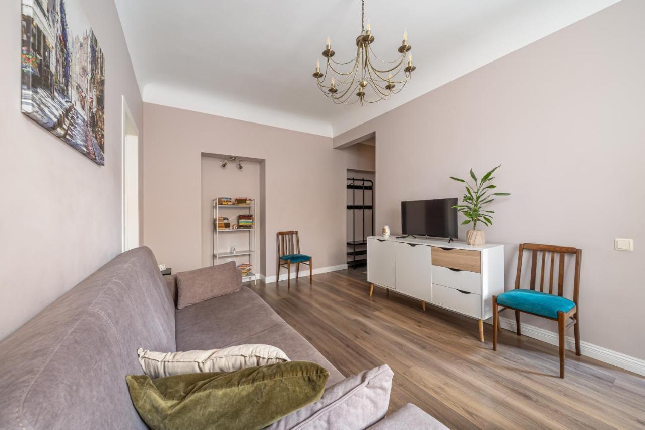 Stylish Latvian Classic 1-Bedroom Apartment Near City Center, Parks & Public Transport Links Riga Eksteriør bilde