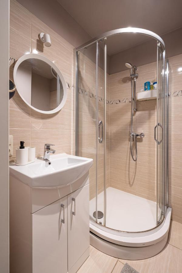 Stylish Latvian Classic 1-Bedroom Apartment Near City Center, Parks & Public Transport Links Riga Eksteriør bilde