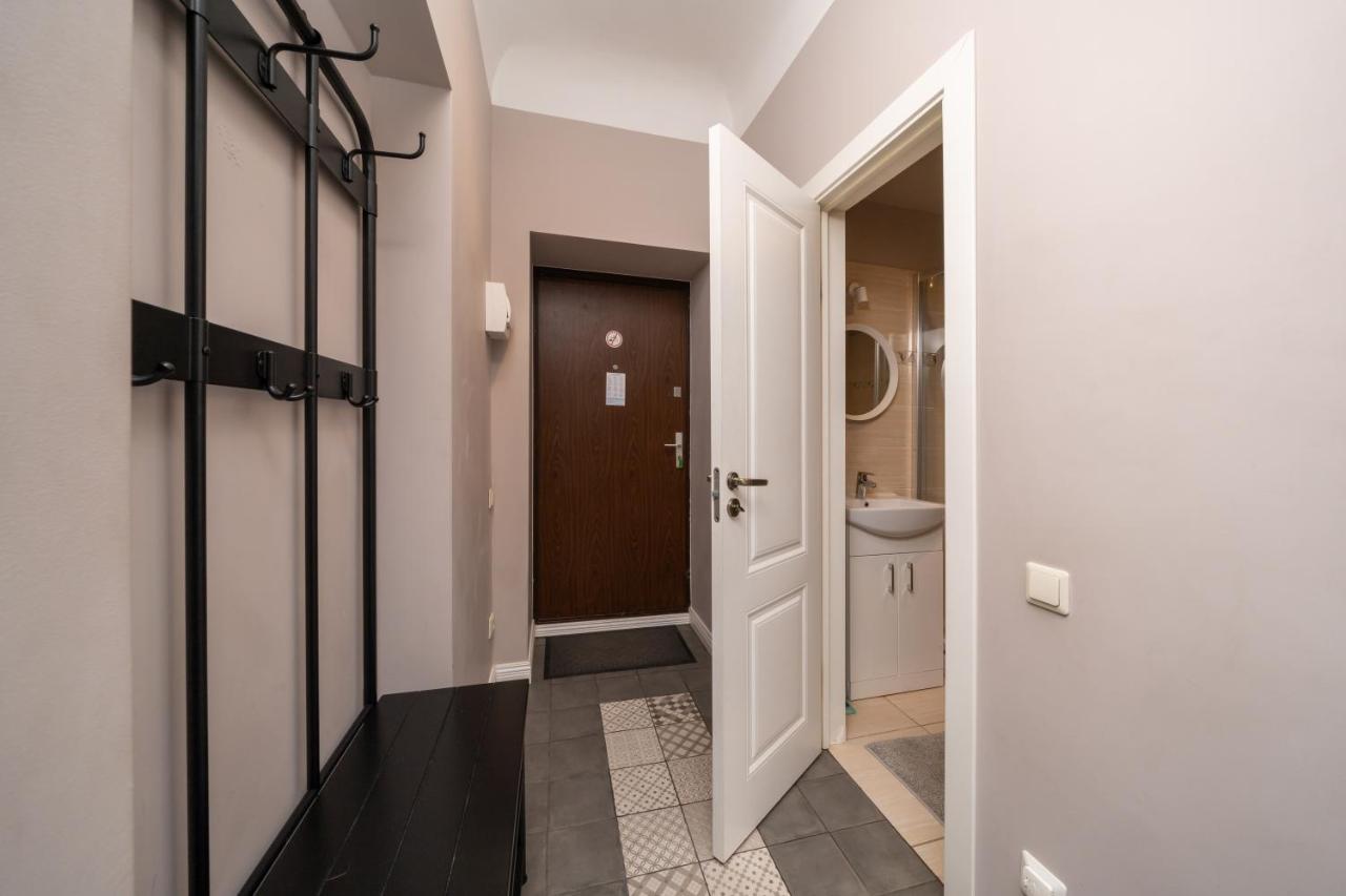 Stylish Latvian Classic 1-Bedroom Apartment Near City Center, Parks & Public Transport Links Riga Eksteriør bilde