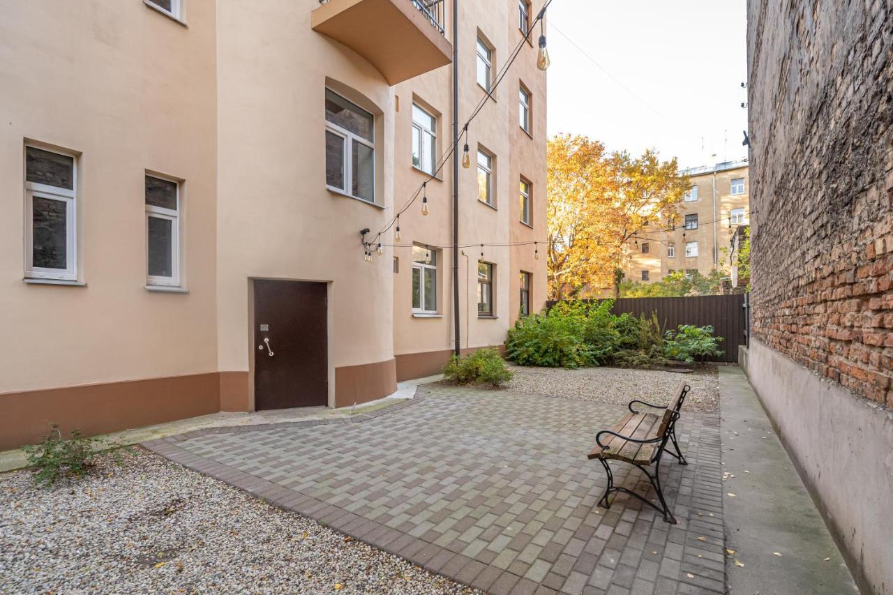 Stylish Latvian Classic 1-Bedroom Apartment Near City Center, Parks & Public Transport Links Riga Eksteriør bilde