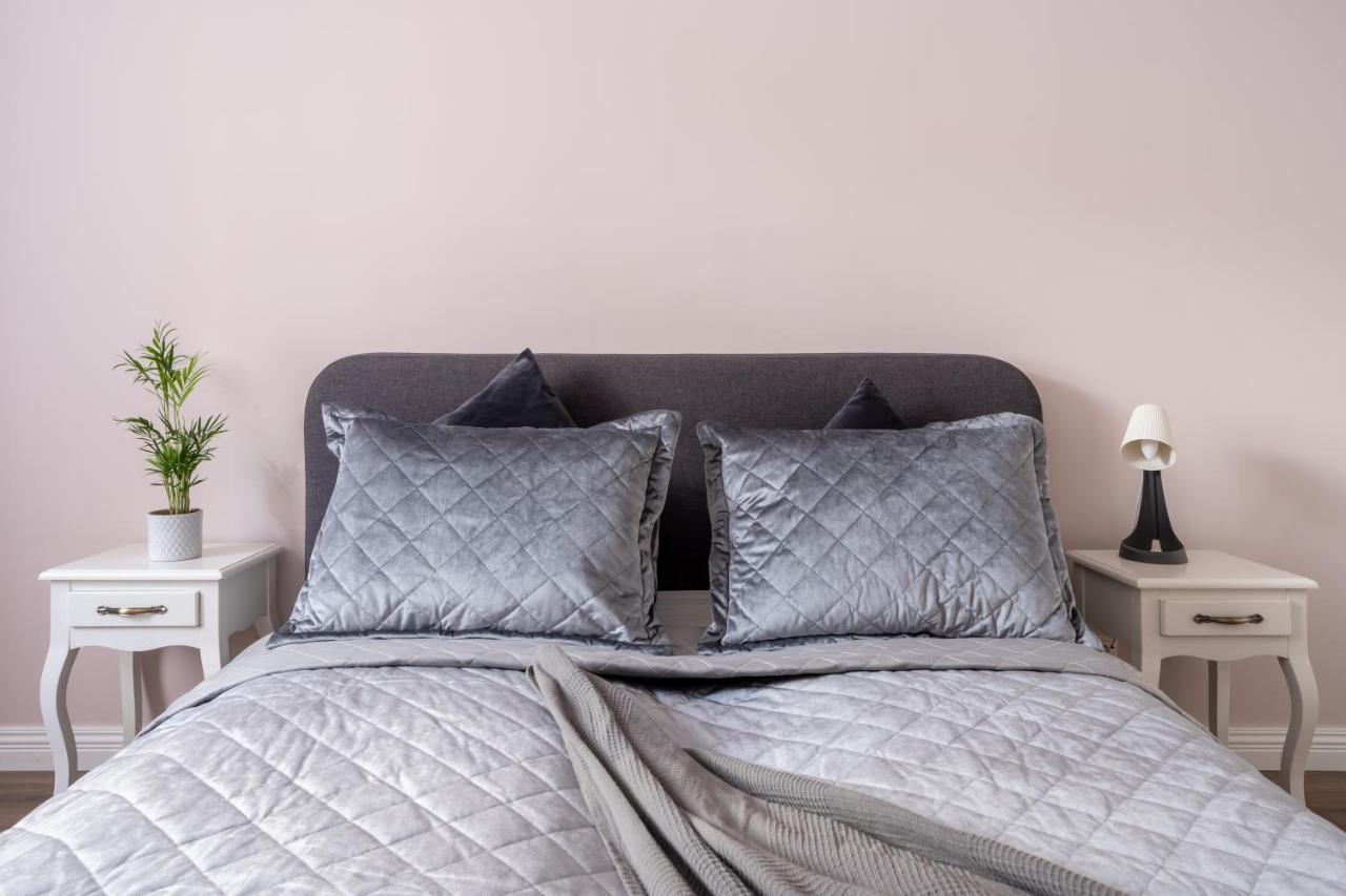 Stylish Latvian Classic 1-Bedroom Apartment Near City Center, Parks & Public Transport Links Riga Eksteriør bilde