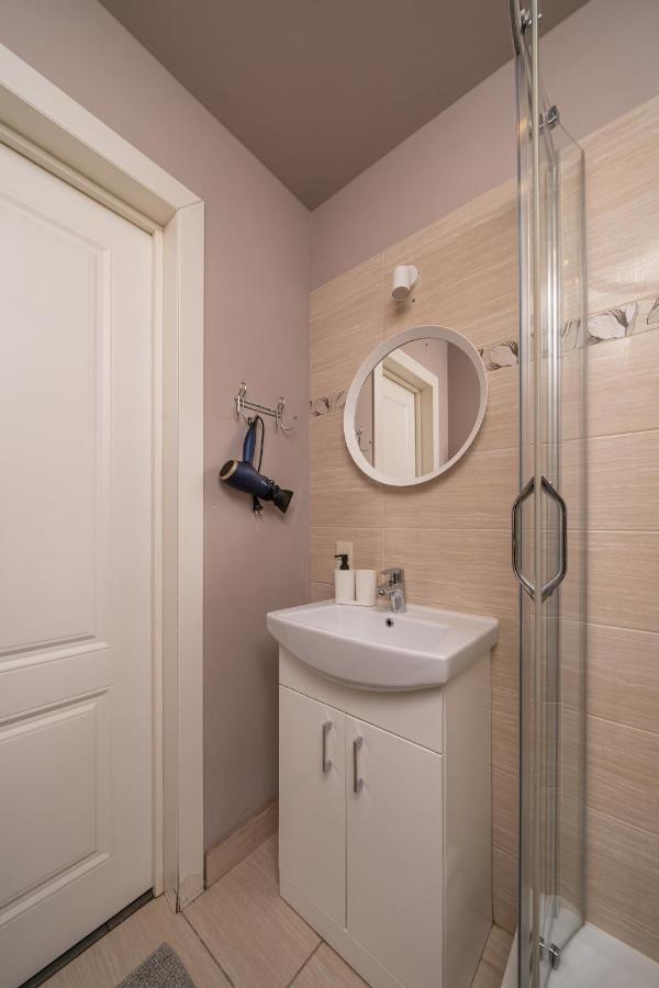 Stylish Latvian Classic 1-Bedroom Apartment Near City Center, Parks & Public Transport Links Riga Eksteriør bilde