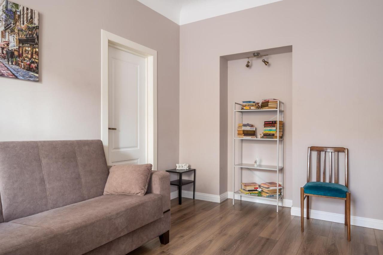 Stylish Latvian Classic 1-Bedroom Apartment Near City Center, Parks & Public Transport Links Riga Eksteriør bilde