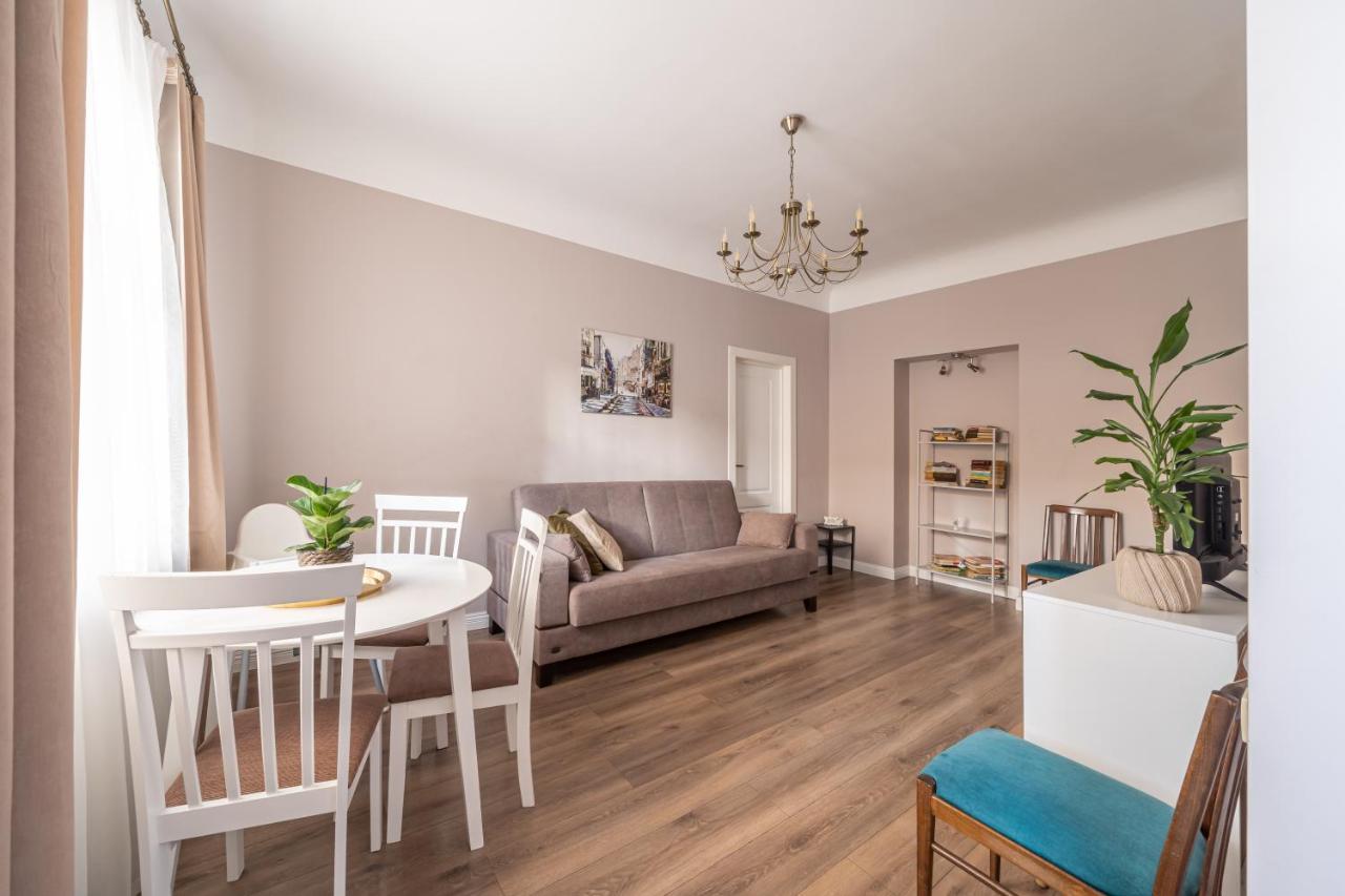 Stylish Latvian Classic 1-Bedroom Apartment Near City Center, Parks & Public Transport Links Riga Eksteriør bilde