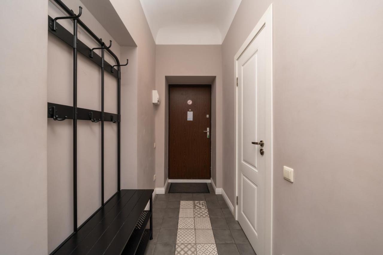 Stylish Latvian Classic 1-Bedroom Apartment Near City Center, Parks & Public Transport Links Riga Eksteriør bilde
