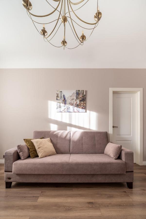 Stylish Latvian Classic 1-Bedroom Apartment Near City Center, Parks & Public Transport Links Riga Eksteriør bilde