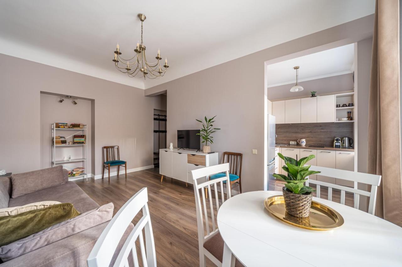 Stylish Latvian Classic 1-Bedroom Apartment Near City Center, Parks & Public Transport Links Riga Eksteriør bilde