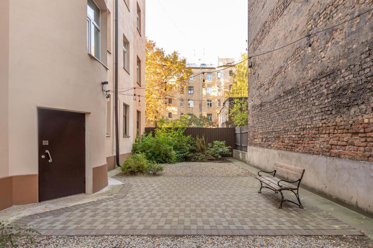 Stylish Latvian Classic 1-Bedroom Apartment Near City Center, Parks & Public Transport Links Riga Eksteriør bilde