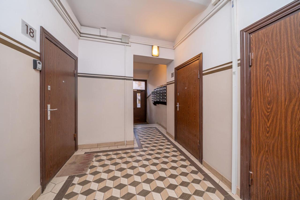 Stylish Latvian Classic 1-Bedroom Apartment Near City Center, Parks & Public Transport Links Riga Eksteriør bilde